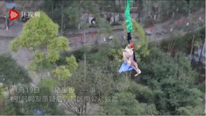 살아있는 돼지 발 묶고 70m서 ‘번지점프’…中 놀이공원 학대 논란