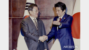 아베, “한국 ‘가장 중요한 이웃’” 3년 만에 지칭…“관계개선 의지 피력”