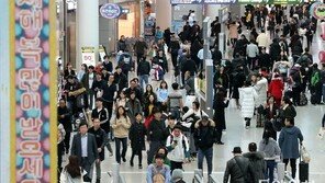 [퇴근길 한 컷]설 연휴 앞두고 북적이는 인천공항