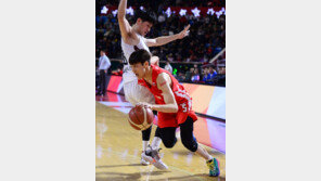 [포토] 김선형 ‘수비에 틈이 있어’