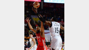 [포토] 머리 위에서 공 뺏는 브라운