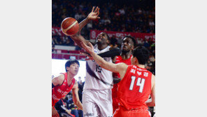 [포토] 공 놓치는 브라운