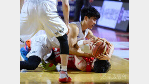 [포토] 박지훈-최성원 ‘단독 1위 위한 공다툼’