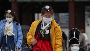 [휴일 한 컷]우한폐렴 확산에 마스크 쓰고 한복 입은 관광객들