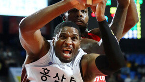 ‘브라운 40점’ 인삼공사, SK 꺾고 단독 선두…DB 8연승 질주