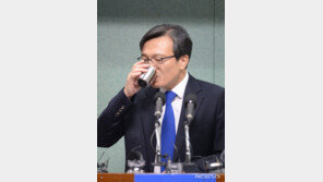 與, 김의겸-정봉주에 불출마 권고…金 침묵-鄭 “통보받은 일 없다”