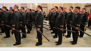 [청계천 옆 사진관]文대통령, 새 별들에 양날의 ‘삼정검’ 수여