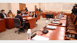 추미애 법사위 불참… 野 “분노 느낀다”