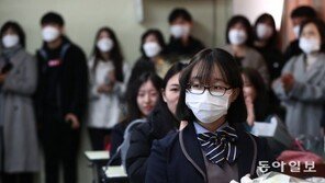 졸업식에도 우환이…‘신종 코로나’가 낳은 색다른 졸업식 풍경[청계천 옆 사진관] 