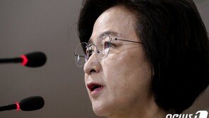 ‘취임 한달’ 추미애, 윤석열과 충돌 머뭇…檢 개혁완수 모색