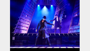 텅 빈 무대, 단 두 명의 배우로 채우는 100분 드라마