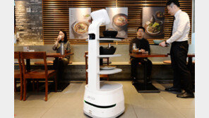 LG 서빙로봇 ‘클로이’ 실제 매장 데뷔