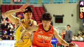 [포토] 돌파하는 김지완