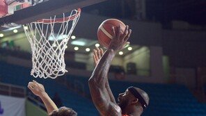 [포토] 할로웨이 ‘트위스트 슛’