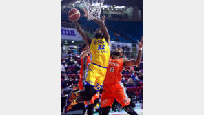 [포토] 톰슨 ‘완벽한 골밑 찬스’