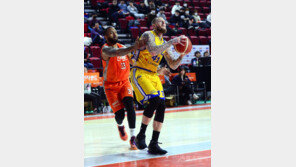 [포토] 미네라스 ‘골망을 향해’