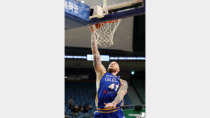 ‘미네라스 활약’ 삼성, KGC 꺾고 3연승…6강 불씨 키워