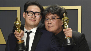 ‘기생충’ 봉준호, 아카데미 감독상 수상…“할 일 끝났다고 생각했는데”