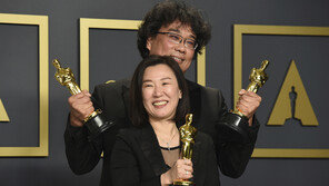 ‘아카데미 수상’ 봉준호 “순전히 한국적인 것으로 전세계 매료”