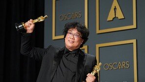 아카데미 휩쓴 봉준호, ‘가장 놀라게 한 트로피’ 묻자…