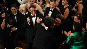 “단비 같은 소식”…정치권도 ‘기생충’ 4관왕 한목소리 축하