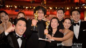 ‘아카데미 4관왕’ 봉준호 차기작은? “시나리오 2개 쓰는데…”