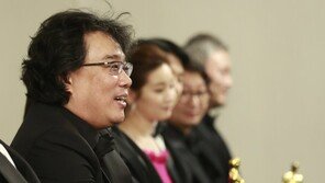 “기생충 조형물 세우자”…총선 주자들 봉준호 마케팅 가세