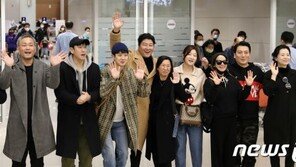 ‘기생충’ 주역들, 오스카 안고 금의환향…“좋은 영화로 韓 문화 알릴 것”