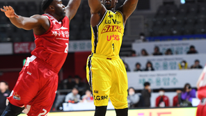 갈길 바쁜 LG, 샌더스에 골머리