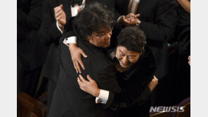 ‘기생충’ 해외 배급사들 즐거운 비명 “영화 달라고 아우성”