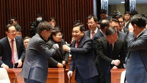 [청계천 옆 사진관]‘코로나19’ 여파에…주먹인사 나눈 정치권