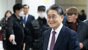 “5·18은 북한군 소행” 지만원, 1심서 징역 2년…법정구속은 면해