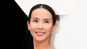 ‘기생충 히로인’ 조여정 레드카펫 패션 화제…목걸이만 2억원대