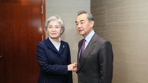 한중 외교장관, 뮌헨서 양자회담…“시진핑 방한, 예정대로 추진”