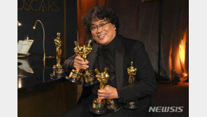 ‘기생충’ 매출 2000억원 돌파…봉준호, 16일 ‘금의환향’
