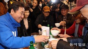 어르신들과 막걸리 건배