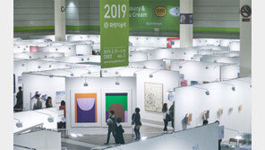 ‘코로나19’ 확산에 국내외 미술계 휘청… 갤러리 전시-미술제 연기 잇달아