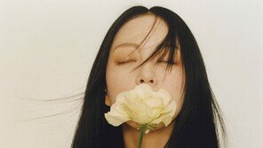‘봄의 여신’ 한예슬, 비키니웨어 매치한 파격 스타일링