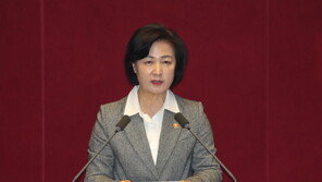 추미애, 국회 본회의 첫 출석…野 “사퇴하라” 야유·항의