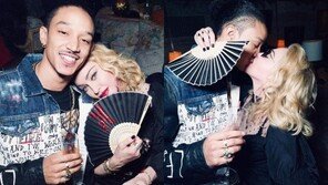 60대 마돈나, 35세 어린 연인과 ‘진한 키스’…시선 집중