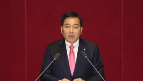 심재철 “文대통령, 오기로 조국 끌어안아…고장난 열차처럼 폭주”