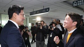 [청계천 옆 사진관]“화이팅!” 안철수-오신환의 짧은 만남