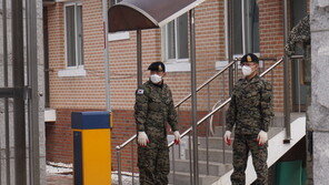軍장병 13명 확진·7900명 격리…‘부대內 2차 감염’ 현실화 우려
