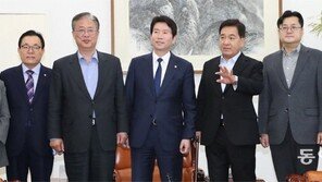 유권자 만나는 선거운동 거의 중단 