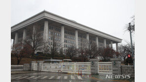 ‘코로나 블랙홀’ 빠진 정치권…총선 전략 고심 깊어지는 與野