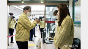 文대통령, 대구 공무원들에 “뜨겁게 격려”…남구청장 눈물도