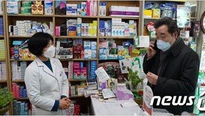 “마스크가 없어요” 종로 약국 간 이낙연, 코로나19 실태 파악