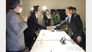 김강립 차관 “코로나19 진료 기준 보수적  접근…지침 조속 변경”