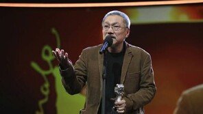 홍상수 ‘도망친여자’로 베를린영화제 은곰상 감독상…김민희와 포옹