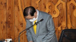 큰절 했다가 “조용합시다!” 호통 쳤다가…침묵 깬 이만희